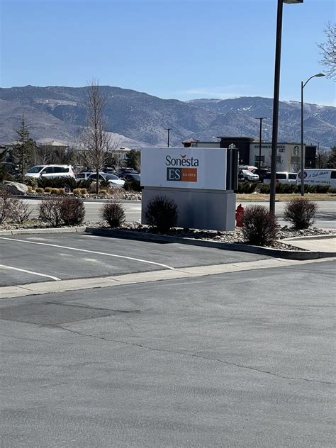 hotels near renown south meadows.